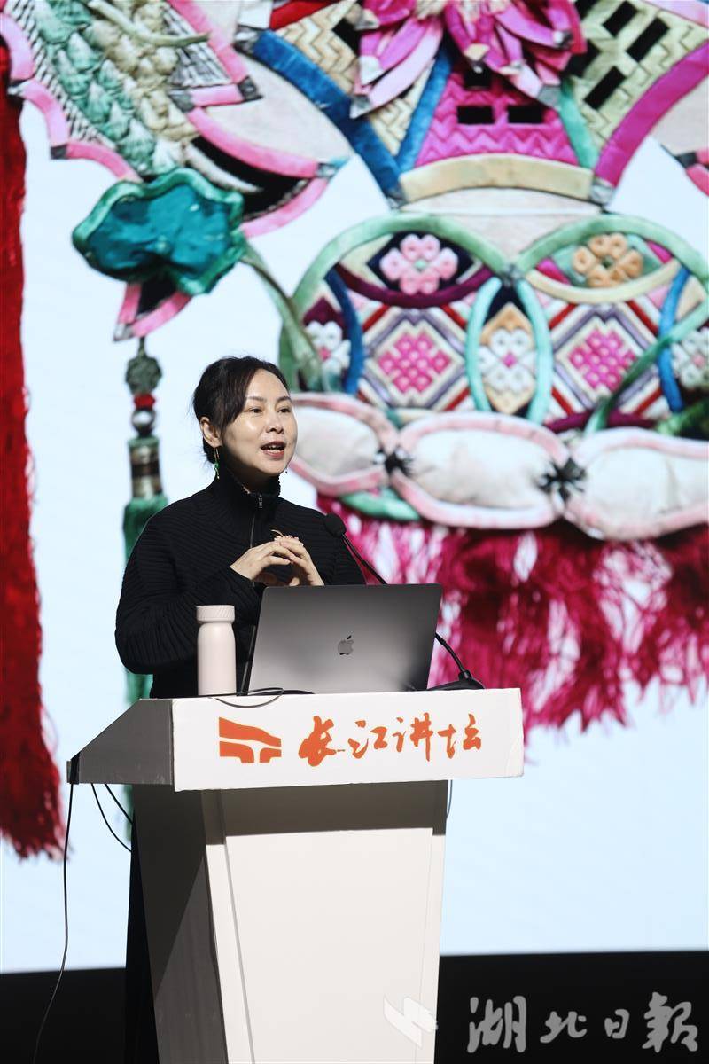 郭丽为读者展示传统缠花作品 郭丽为读者展示传统缠花作品