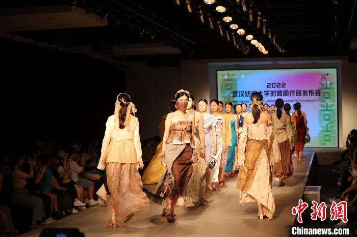 2022年武汉纺织大学时装周作品发布会 张畅 摄